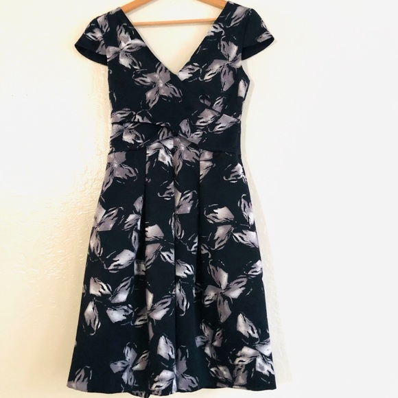 Halston Heritage Surplice Cocktail Dress floral print in black and Gray - Picture 8 of 8